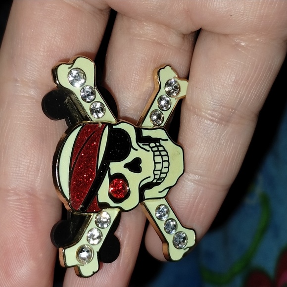 Disney Trading Pin Pirates Of The Caribbean Jeweled Skull Vintage Glows In Dark - Picture 1 of 4